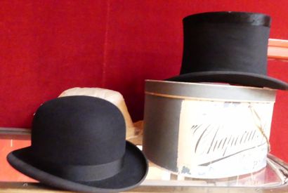Chapeau haut de forme avec sa boîte, et un...