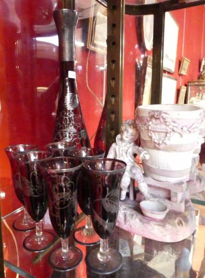 Service à liqueur en verre mauve à décor...
