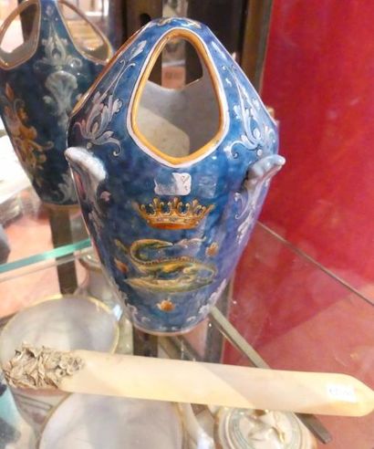 Ulysse à Blois. Vase en faïence bleue. On...