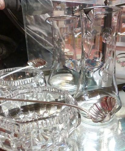 Coupe en cristal taillé (égrenures), un pichet...