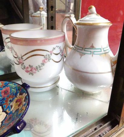 Cache pot en opaline, et une verseuse en...