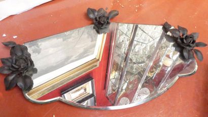 Miroir en fer forgé à décors de roses