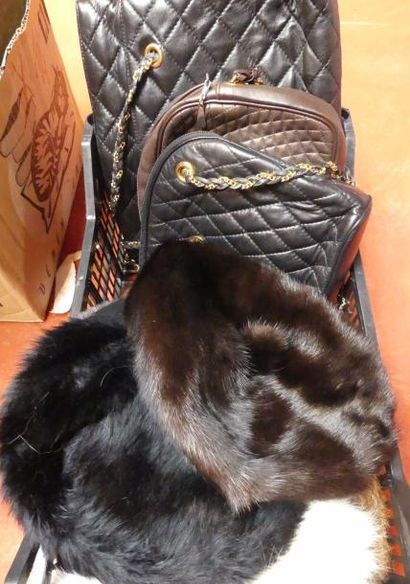 Sacs à mains en cuir matelassé et toques...
