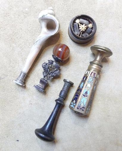 Quatre cachets et un petit reliquaire