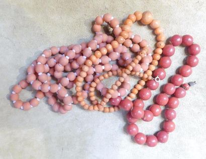 Colliers de perles rouges