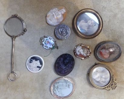 Lot de miniatures et broches diverses
