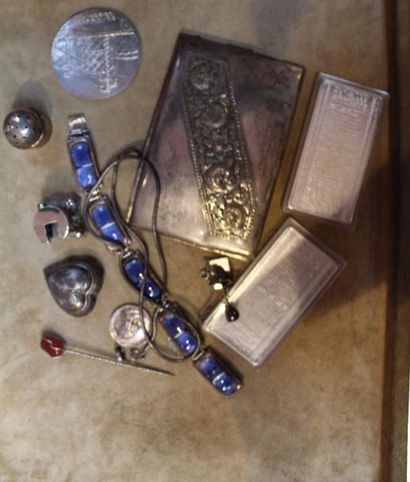 Etuis à cigarettes, bracelets et divers