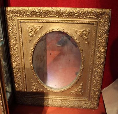 Miroir doré à vue ovale