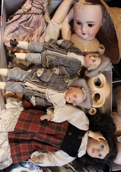 Ensemble de poupées, têtes porcelaines et...