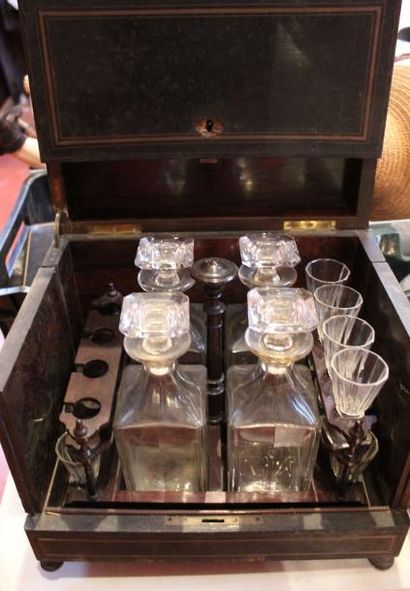 Cave à liqueurs en l'état, verreries de cristal,...