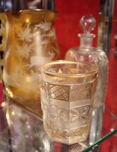 Pot à eau en cristal gravé, un flacon et...