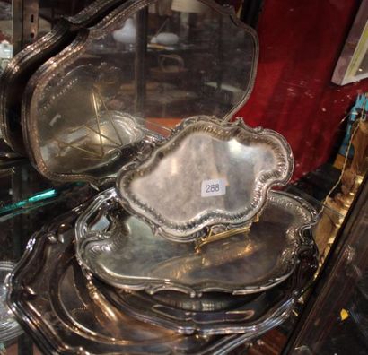Quatre plateaux en métal argenté modèle filet...