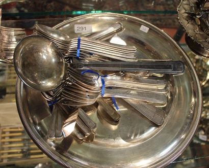 Plat rond en métal argenté et partie de ménagère...