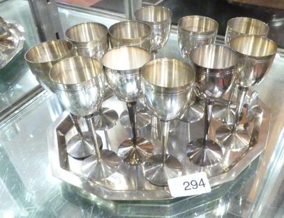 Plateau et onze verres à liqueur en métal...
