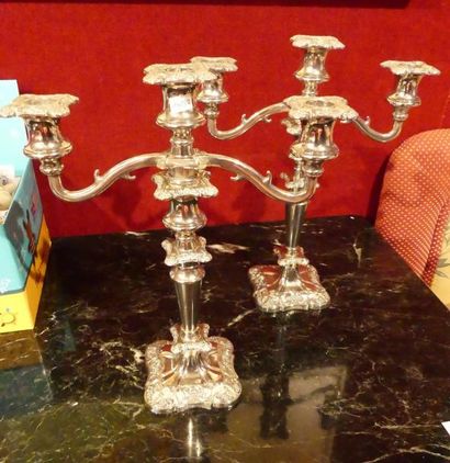 Paire de candélabre en métal argenté à trois...