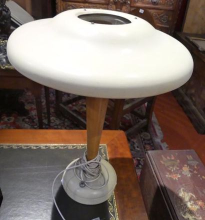 Lampe vers 1950 bois et tôle, petites dé...