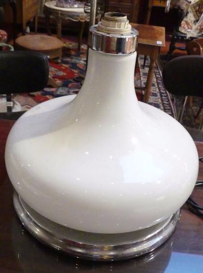 Lampe en verre blanc et métal chromé vers...