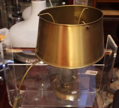 Porte-revues en plexiglas et petite lampe...
