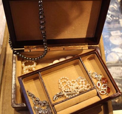 Ecrin à bijoux et son contenu de bijoux ...