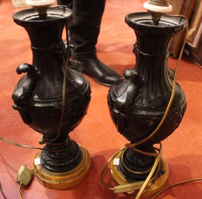 Paire de vases en régule monté en lampe 