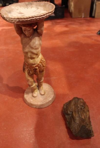 Bois fossilisé et un Nubien en plâtre pa...