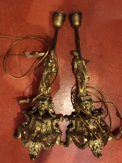 Paire de pieds de lampe en bronze doré à...