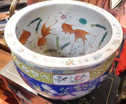 CHINE. Un aquarium à décor de dragons sur...