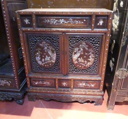 Petit meuble en bois naturel ouvrant par...