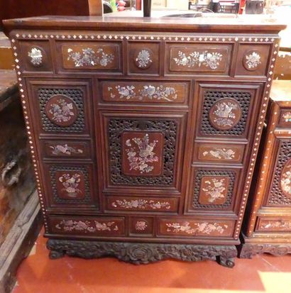 Petit meuble en bois naturel ouvrant par...