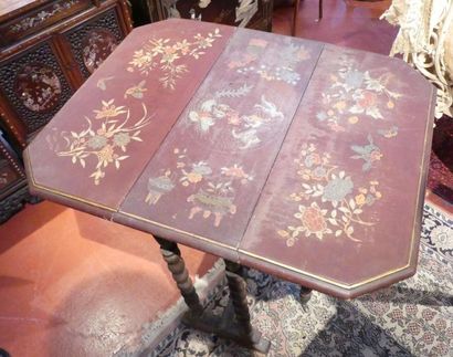 Petite table à volet à décors de dragons...