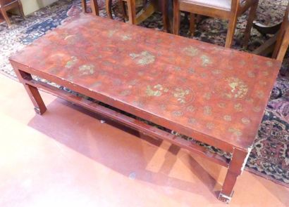 Table basse dans le goût chinois en bois...