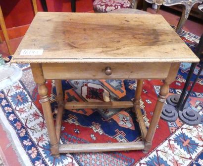 Petite table en bois naturel ouvrant par...