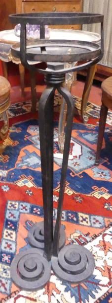PORTE POT en fer forgé. 