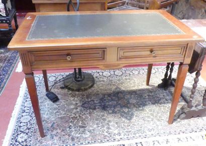 Un bureau plat en bois naturel de style Louis...
