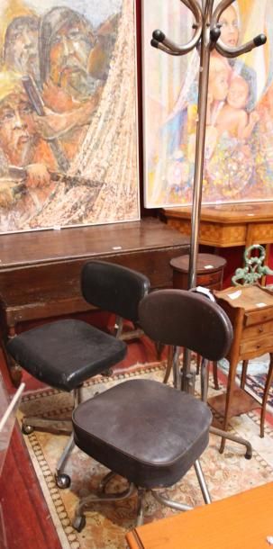 Deux chaises de bureau à roulettes et un...