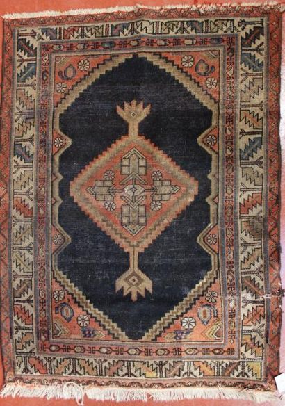 TAPIS en laine à motif central losangique...