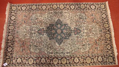 TAPIS en laine et soie à décor d'oiseaux...