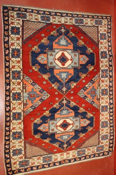 TAPIS en laine à deux motifs centraux bleus...