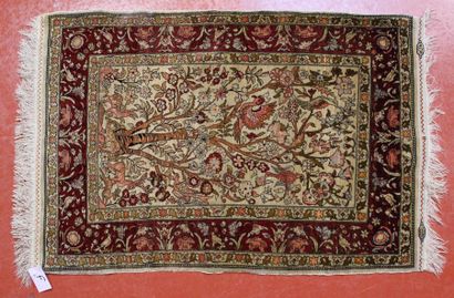 TAPIS Hereke en soie à décor d'animaux et...