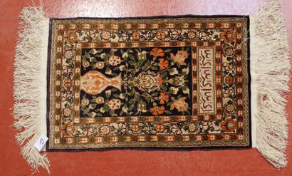 TAPIS Hereke, soie et fil d'or à décor de...