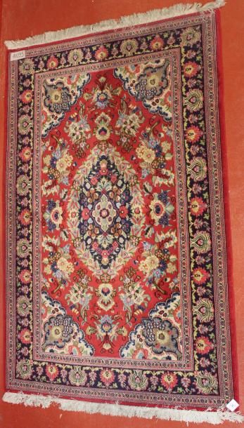 TAPIS en laine à décor de bouquets fleuris...