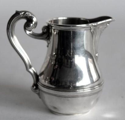 POT A LAIT en argent à fond plat, l'anse...