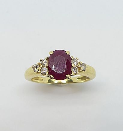 BAGUE en or jaune ornée d'un rubis ovale...