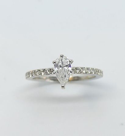 BAGUE en or blanc, la monture rehaussée de...