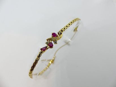 BRACELET en or jaune orné de trois rubis...
