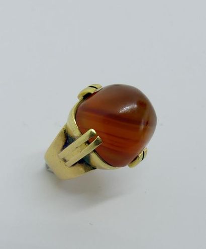 BAGUE en or jaune, ornée d'un cabochon de...