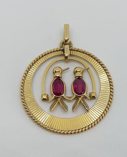 PENDENTIF en or jaune à motif rayonnant,...