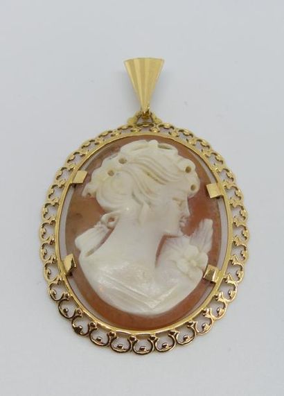 PENDENTIF en or jaune, la monture ajourée...