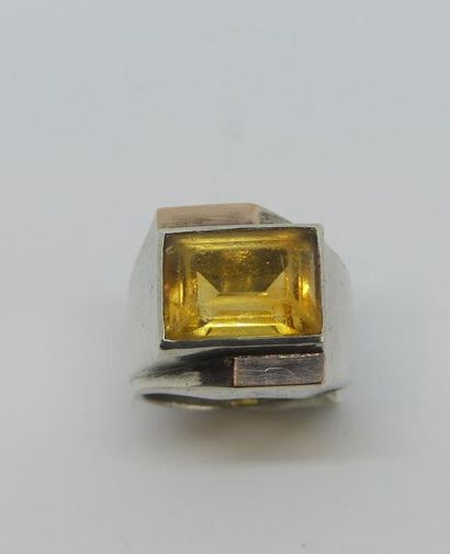 CHEVALIERE en argent sertie d'une citrine...