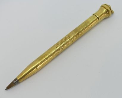 CRAYON porte mine en or jaune guilloché,...